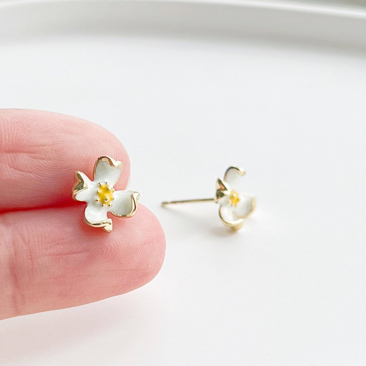 Ninaouity - White Dogwood Flower Sterling Silver Stud Earrings