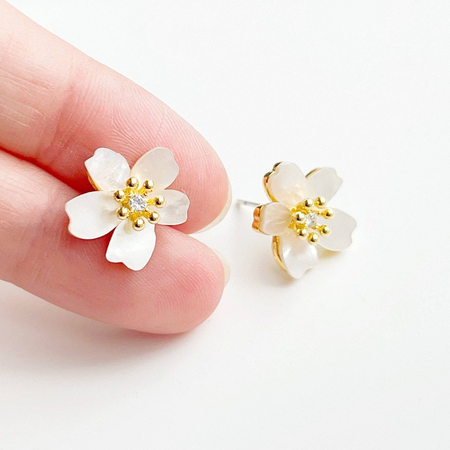 Ninaouity - Shell Effect Cream White Pear Flower Stud Earrings