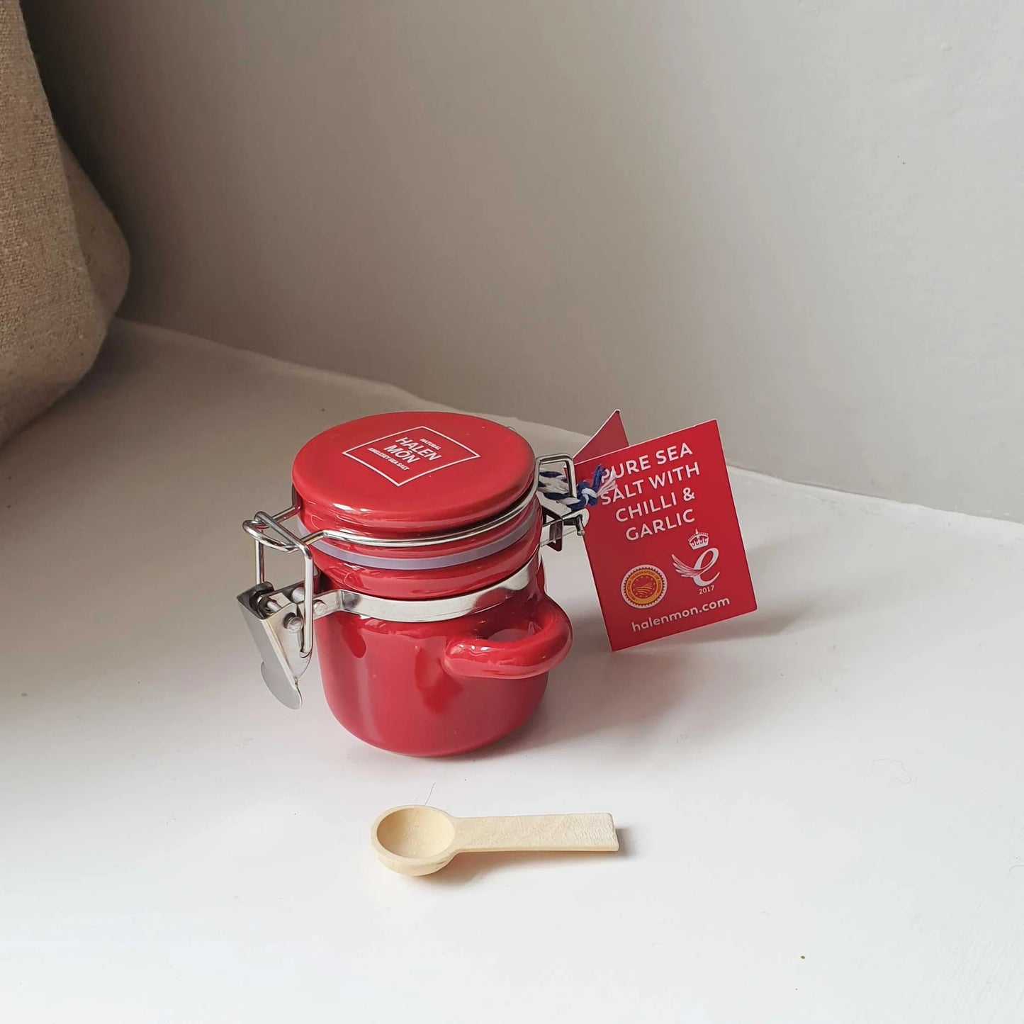 Halen Môn - Little Ceramic Jar with Pure Sea Salt with chilli and garlic (15g)