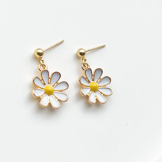 Ninaouity - White Daisy Earrings