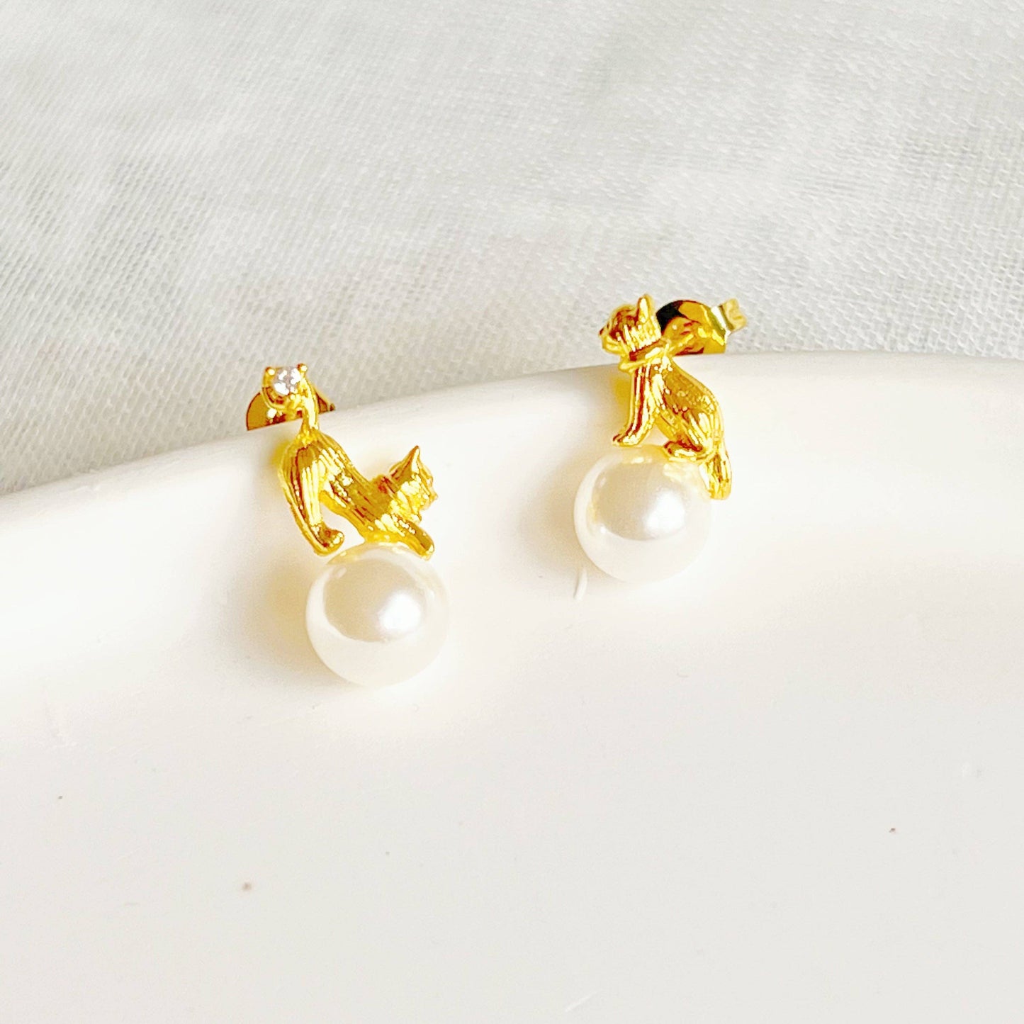 Ninaouity - Gold Cat and Ball Mismatch Stud Earrings