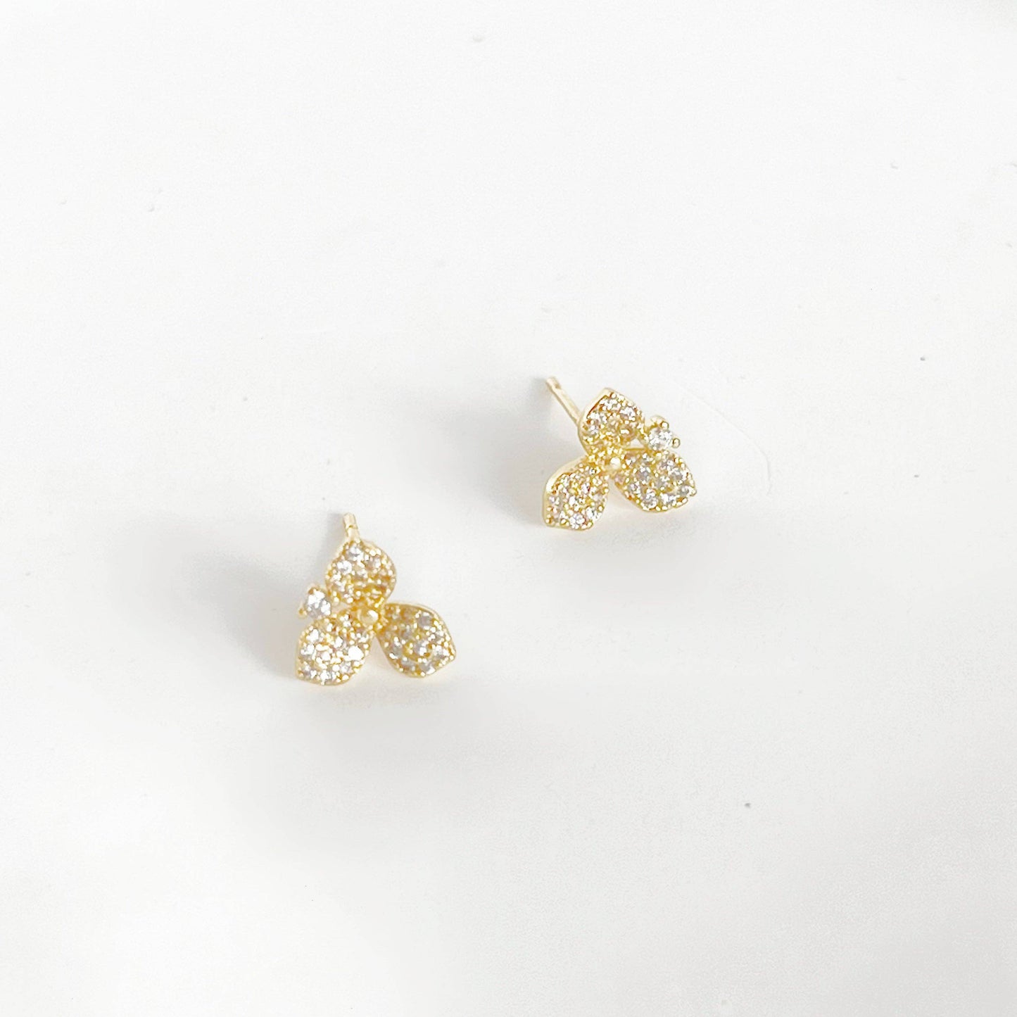 Ninaouity - Gold Trillium Flower Stud Earrings