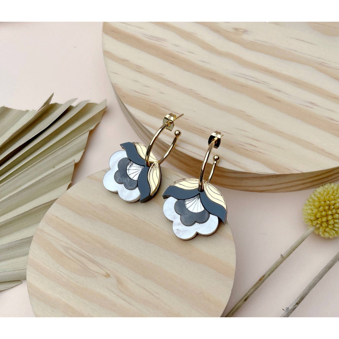 Rosa Pietsch - Anna Retro Flower Hoop Earrings: Metallic