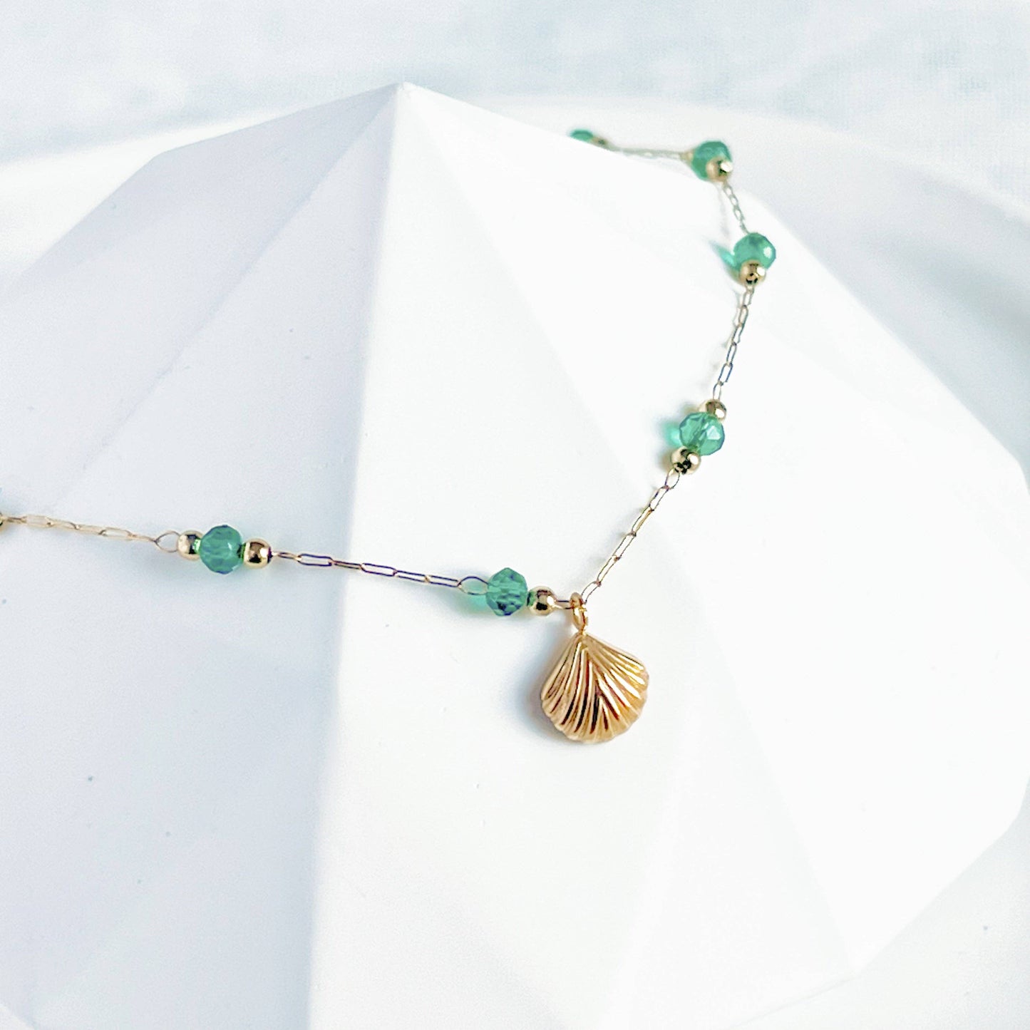 Ninaouity - Gold Shell and Green Crystal Beads Chain Necklace