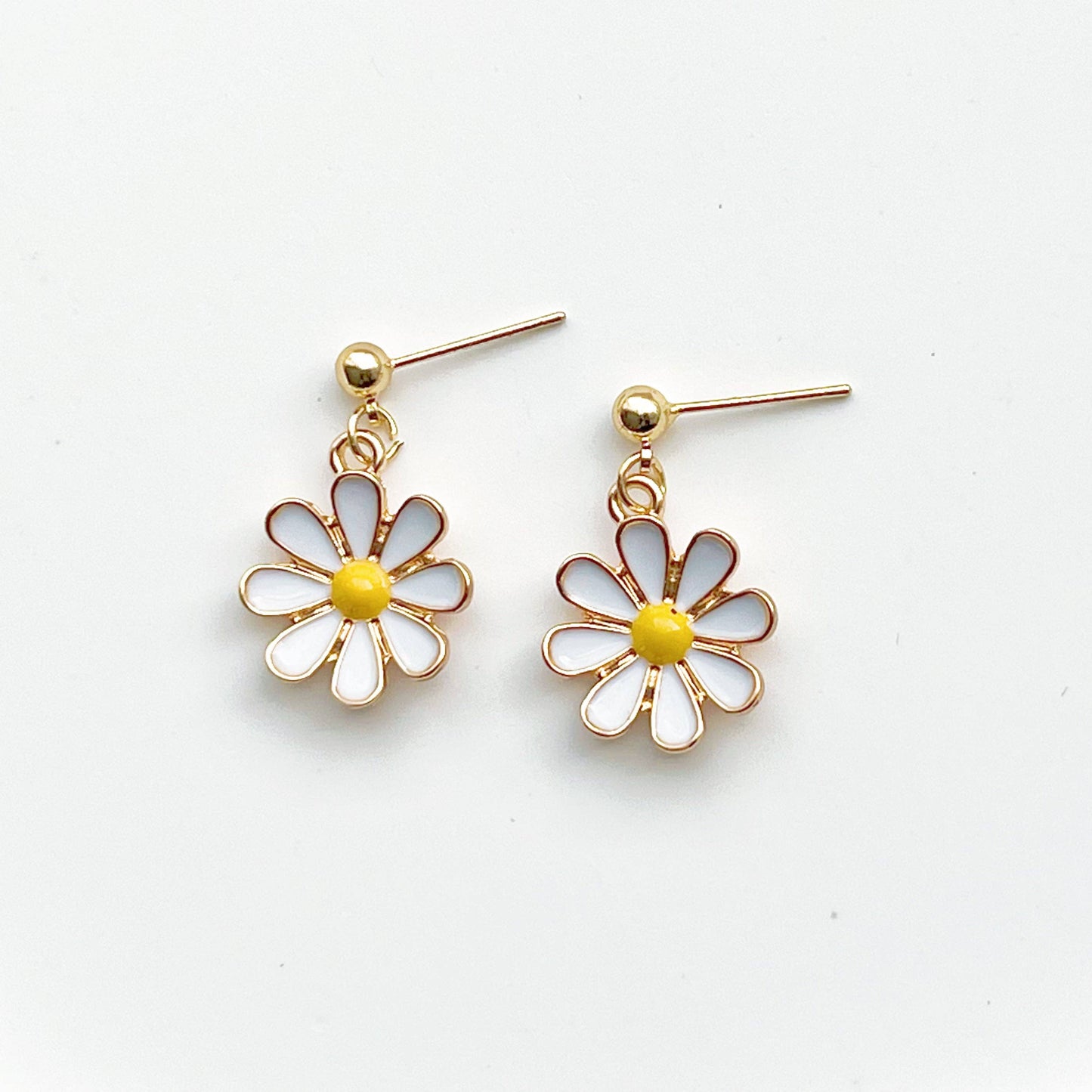 Ninaouity - White Daisy Earrings