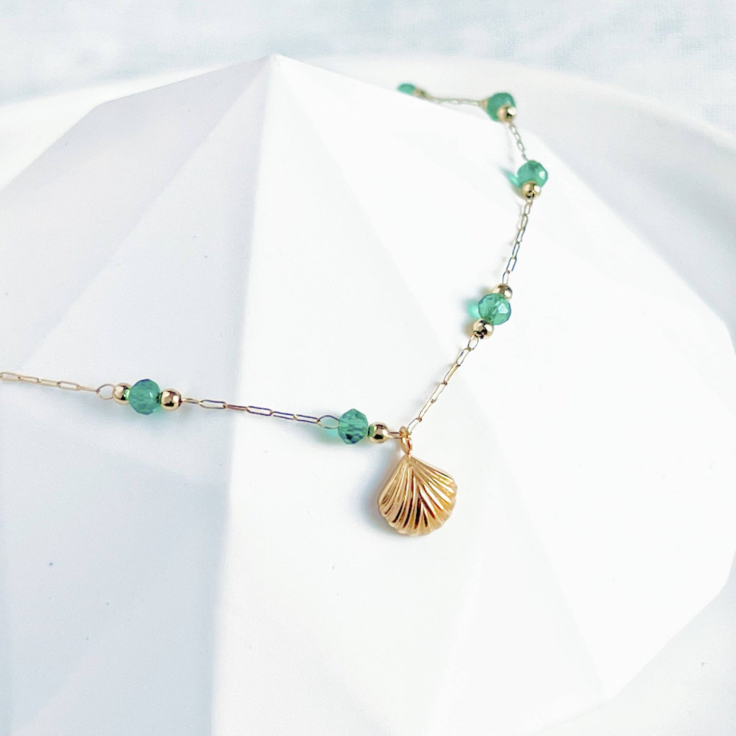 Ninaouity - Gold Shell and Green Crystal Beads Chain Necklace