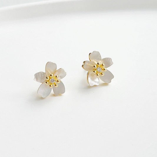 Ninaouity - Shell Effect Cream White Pear Flower Stud Earrings