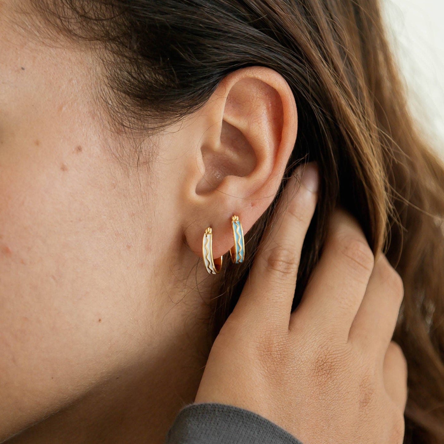 Pineapple Island - Legian White Wave Enamel Hoop Earrings - white