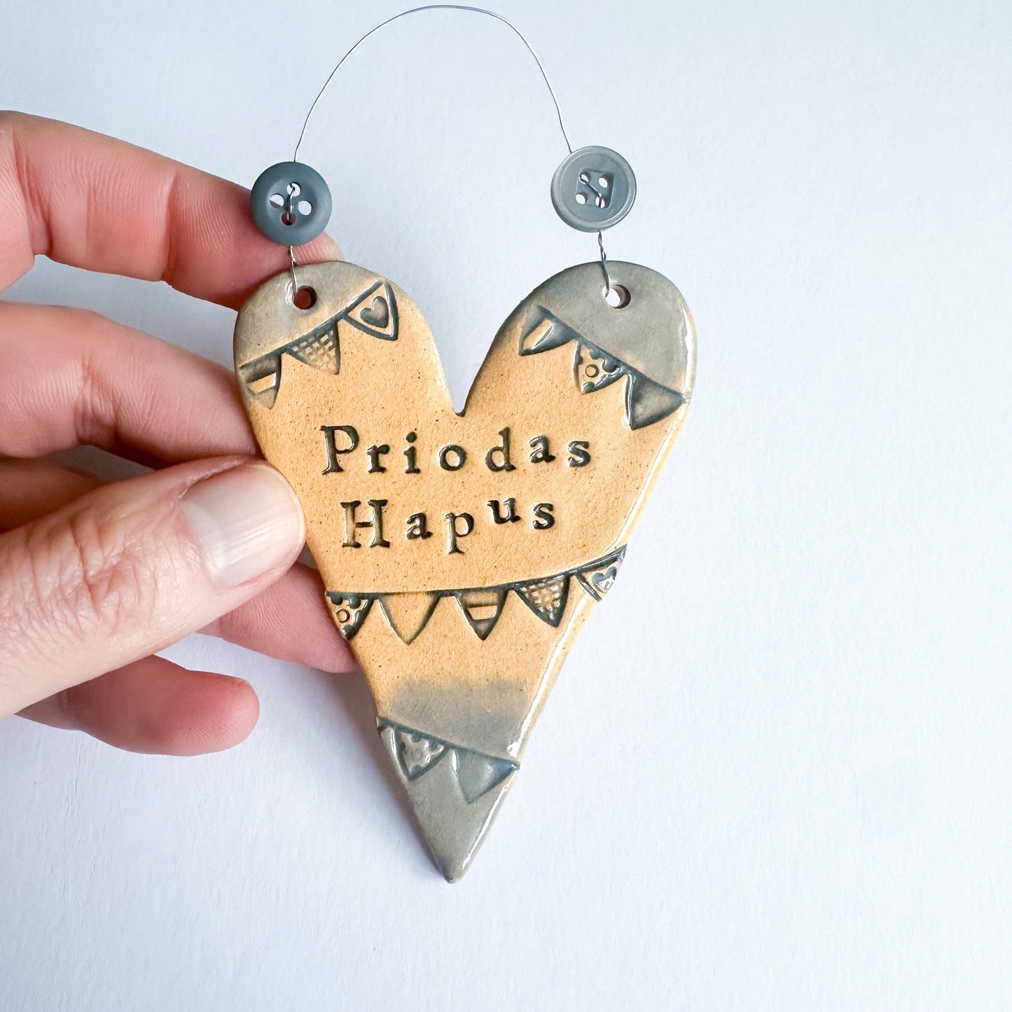 Welsh Wedding Ceramic Heart: Priodas Hapus, Dove Grey