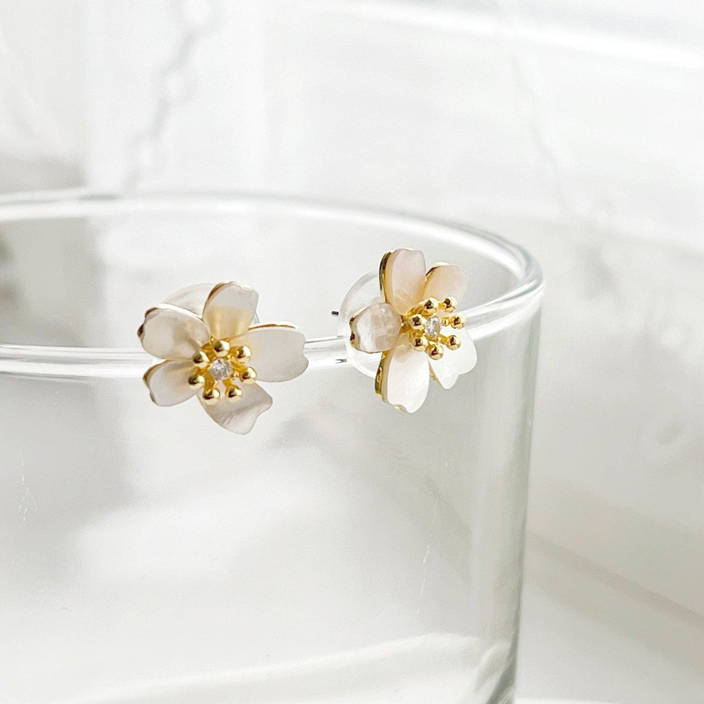 Ninaouity - Shell Effect Cream White Pear Flower Stud Earrings