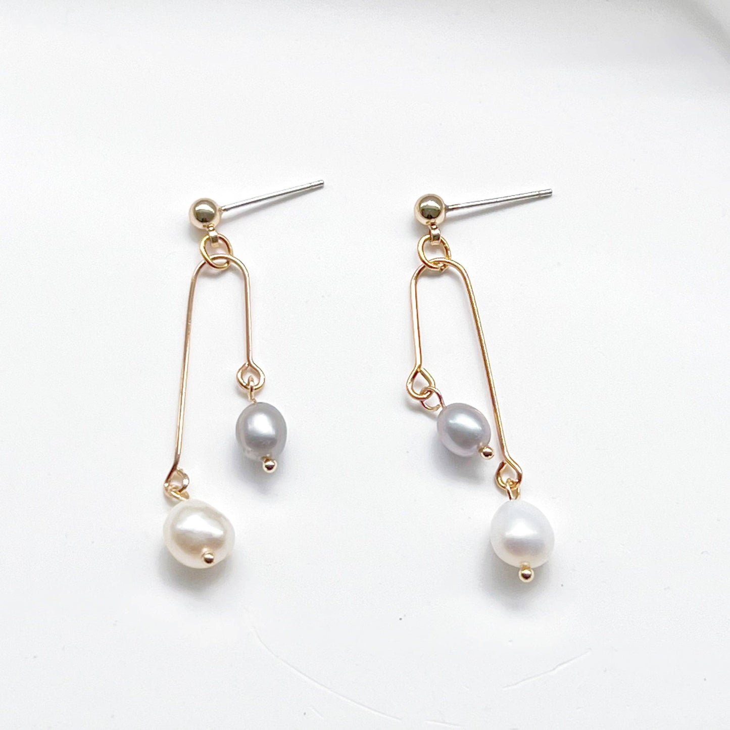 Ninaouity Grey Pearl Drop Earrings