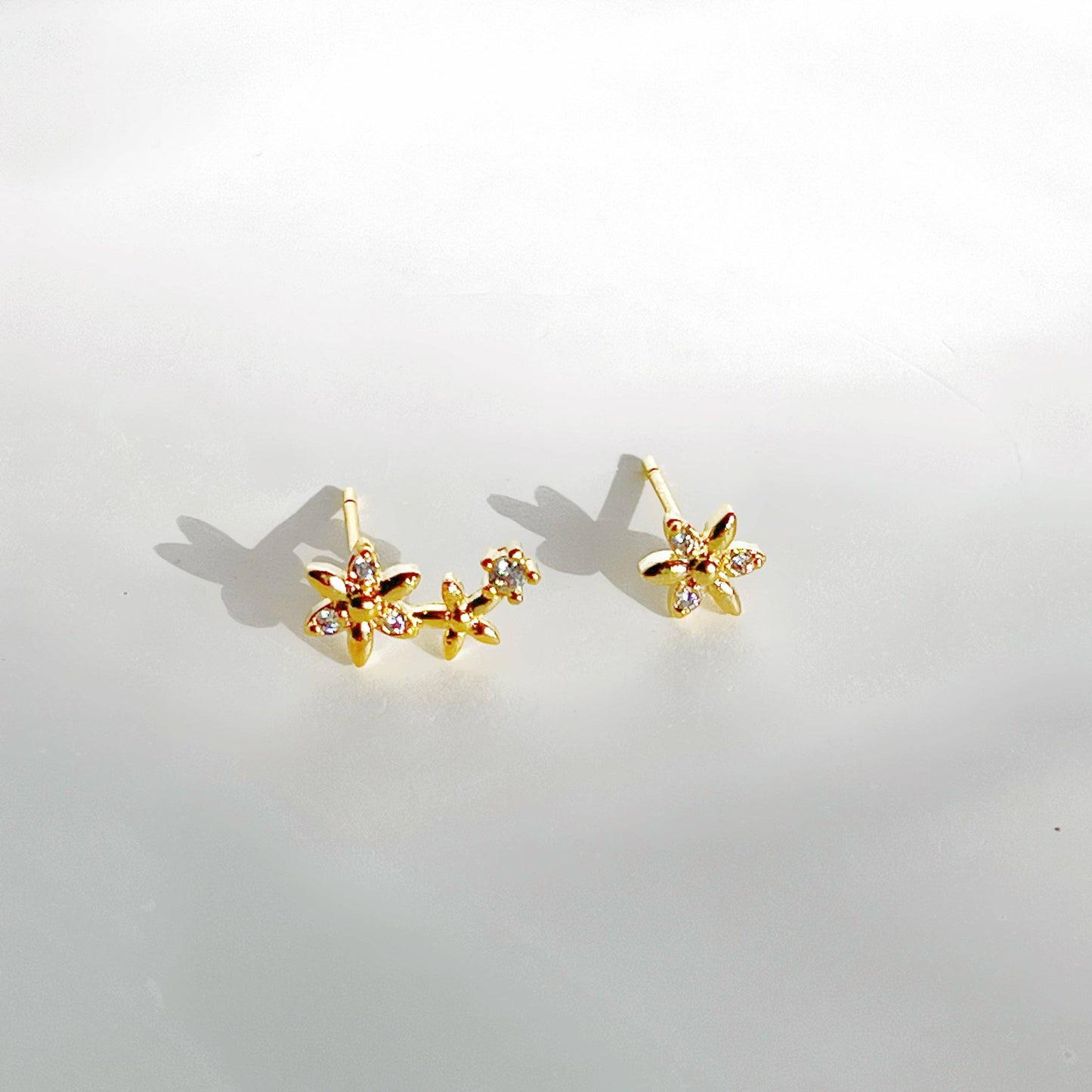 Ninaouity Mini Flowers Mismatch Stud Earrings