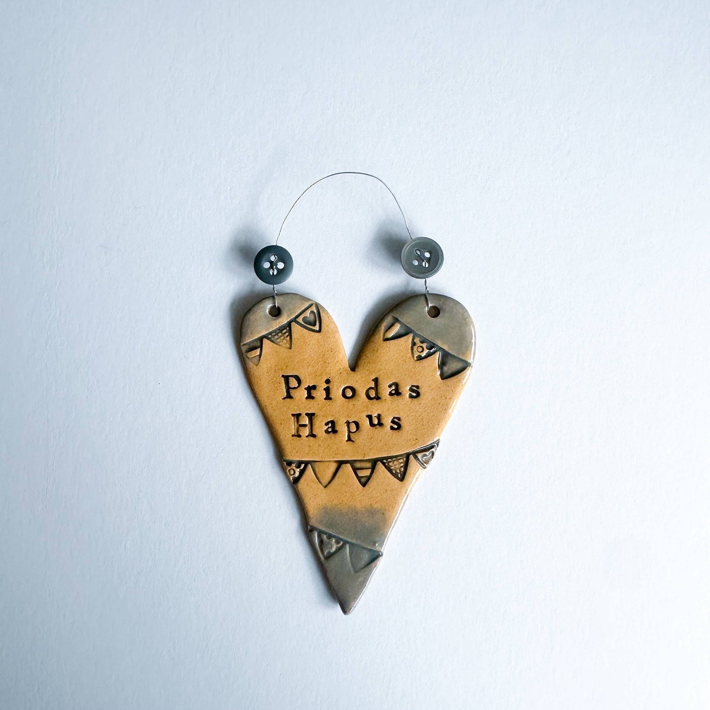 Welsh Wedding Ceramic Heart: Priodas Hapus, Dove Grey