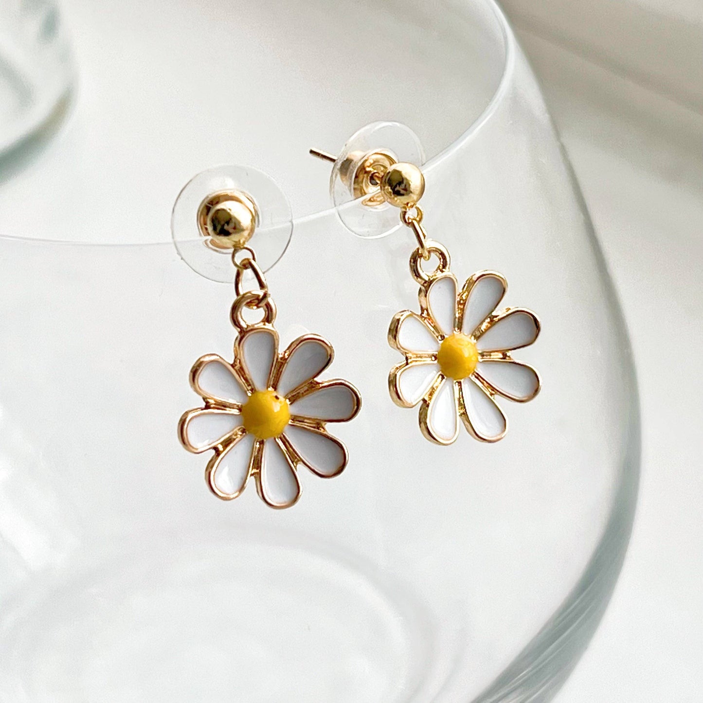 Ninaouity - White Daisy Earrings