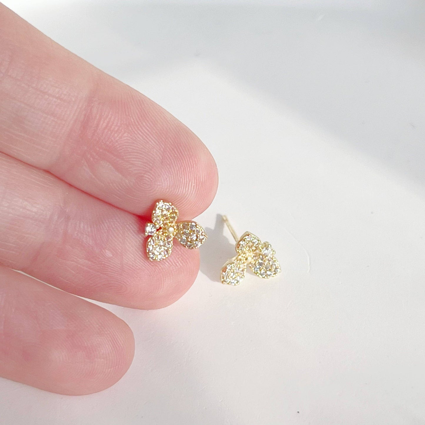 Ninaouity - Gold Trillium Flower Stud Earrings