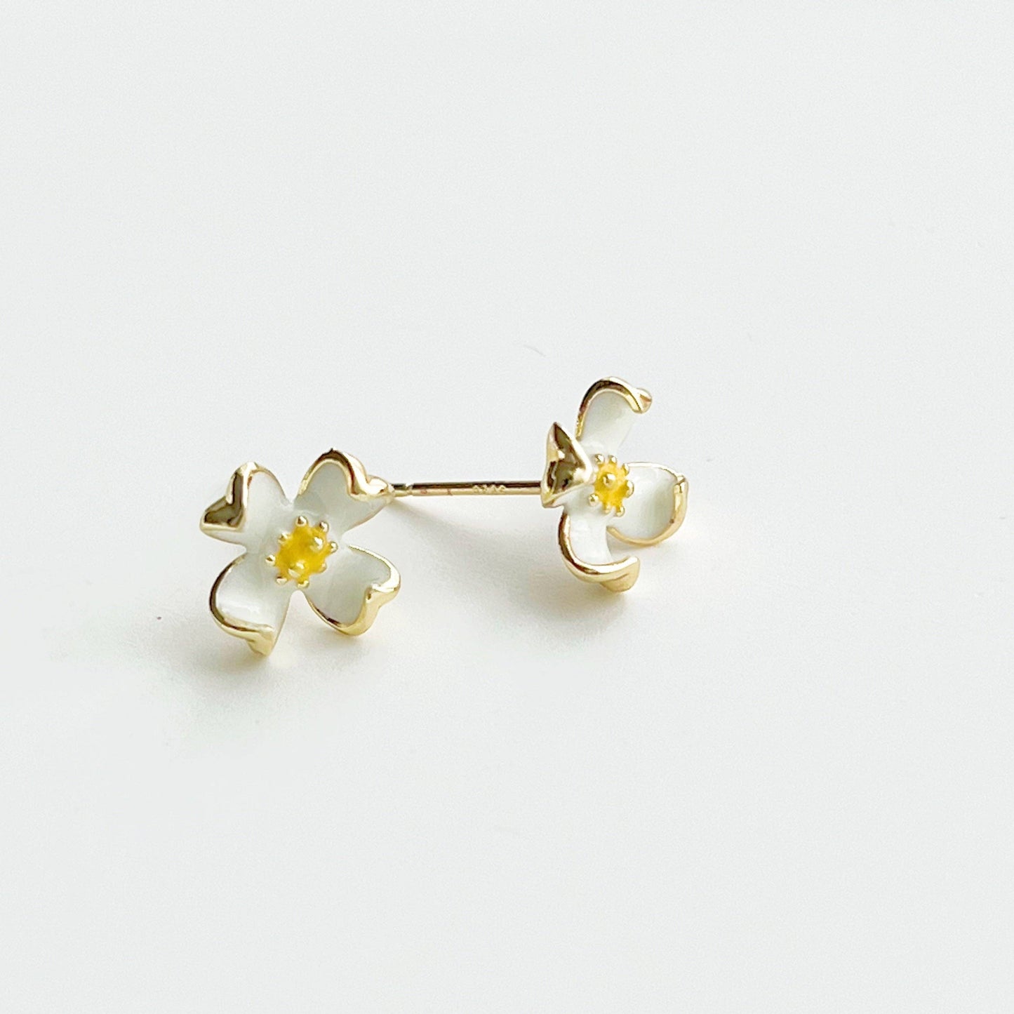 Ninaouity - White Dogwood Flower Sterling Silver Stud Earrings