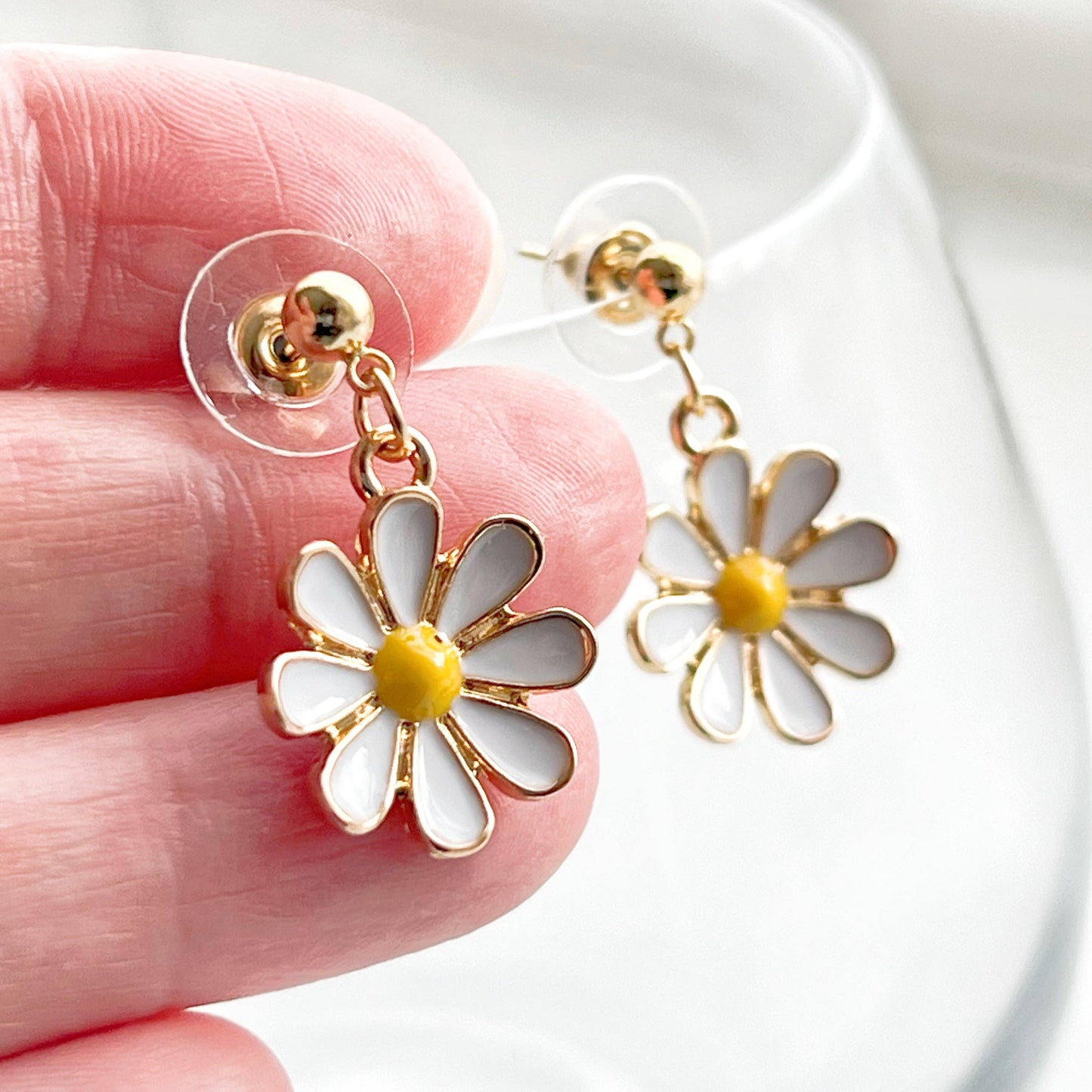 Ninaouity - White Daisy Earrings