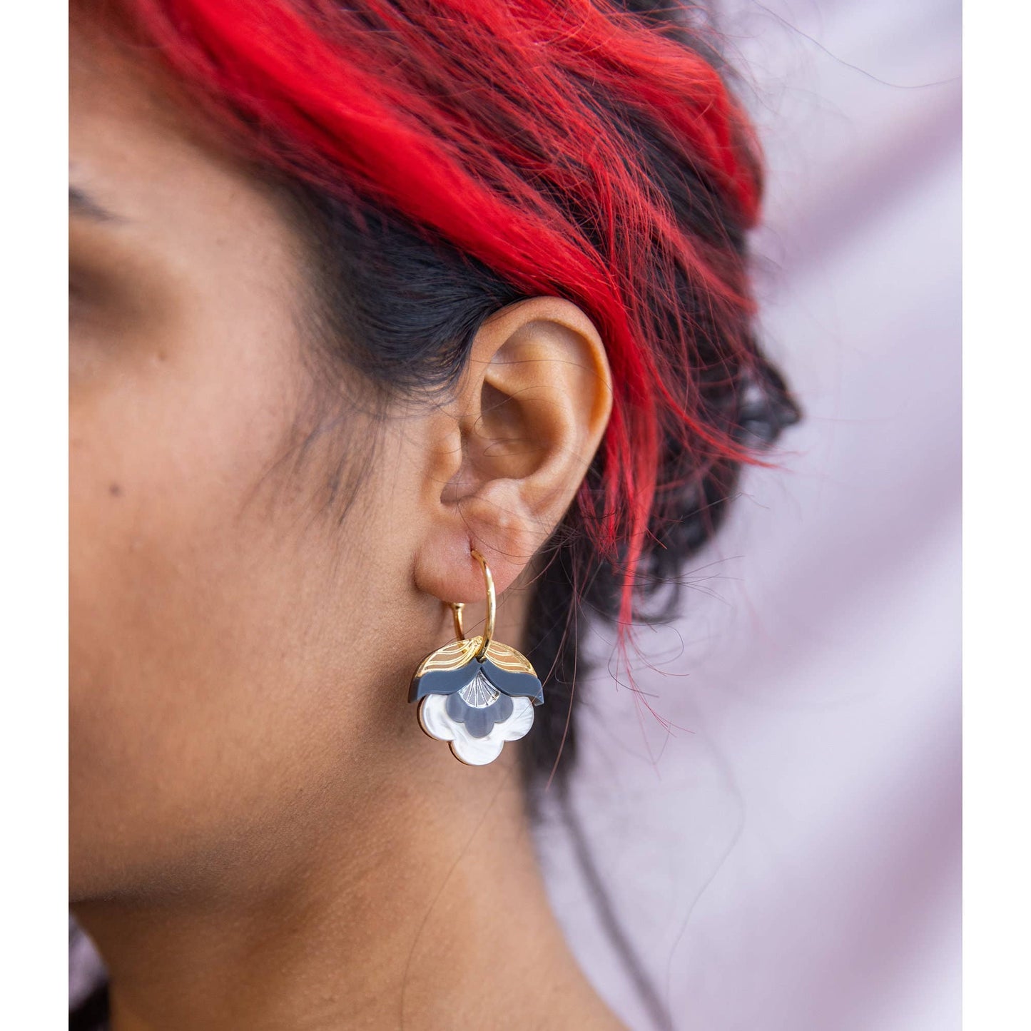 Rosa Pietsch - Anna Retro Flower Hoop Earrings: Metallic
