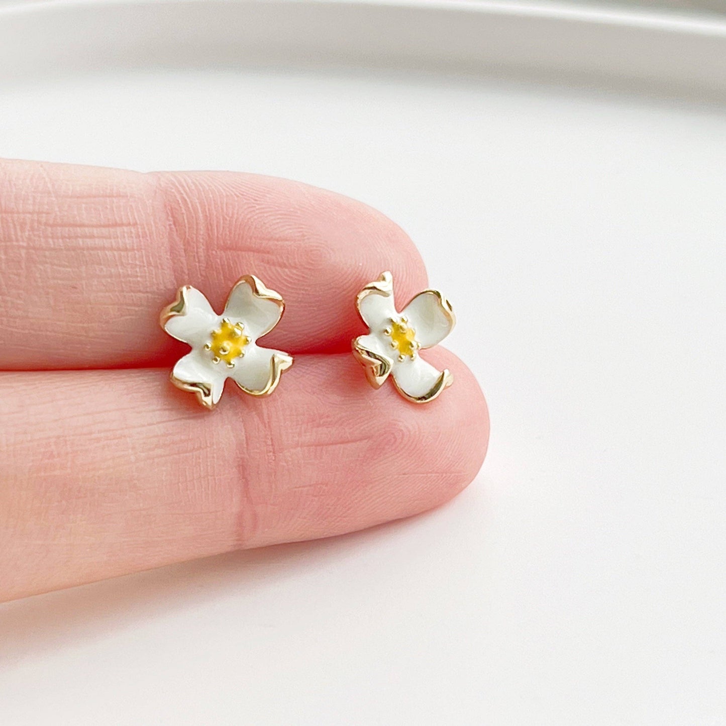Ninaouity - White Dogwood Flower Sterling Silver Stud Earrings