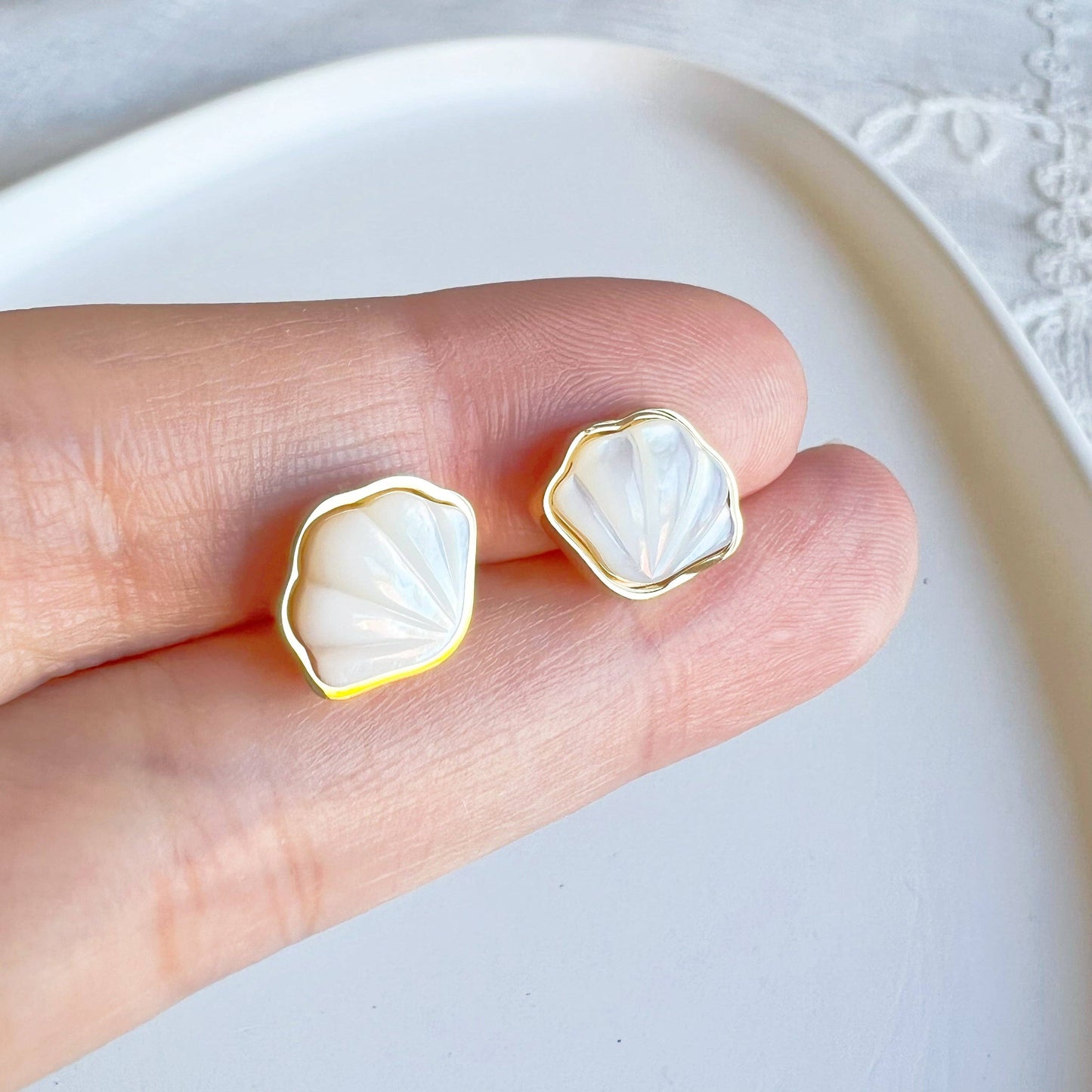 Ninaouity Seashell Shape Stud Earrings