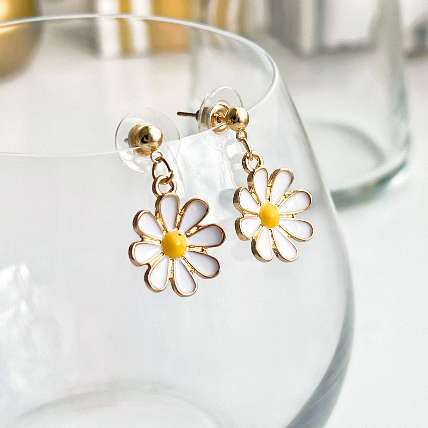 Ninaouity - White Daisy Earrings