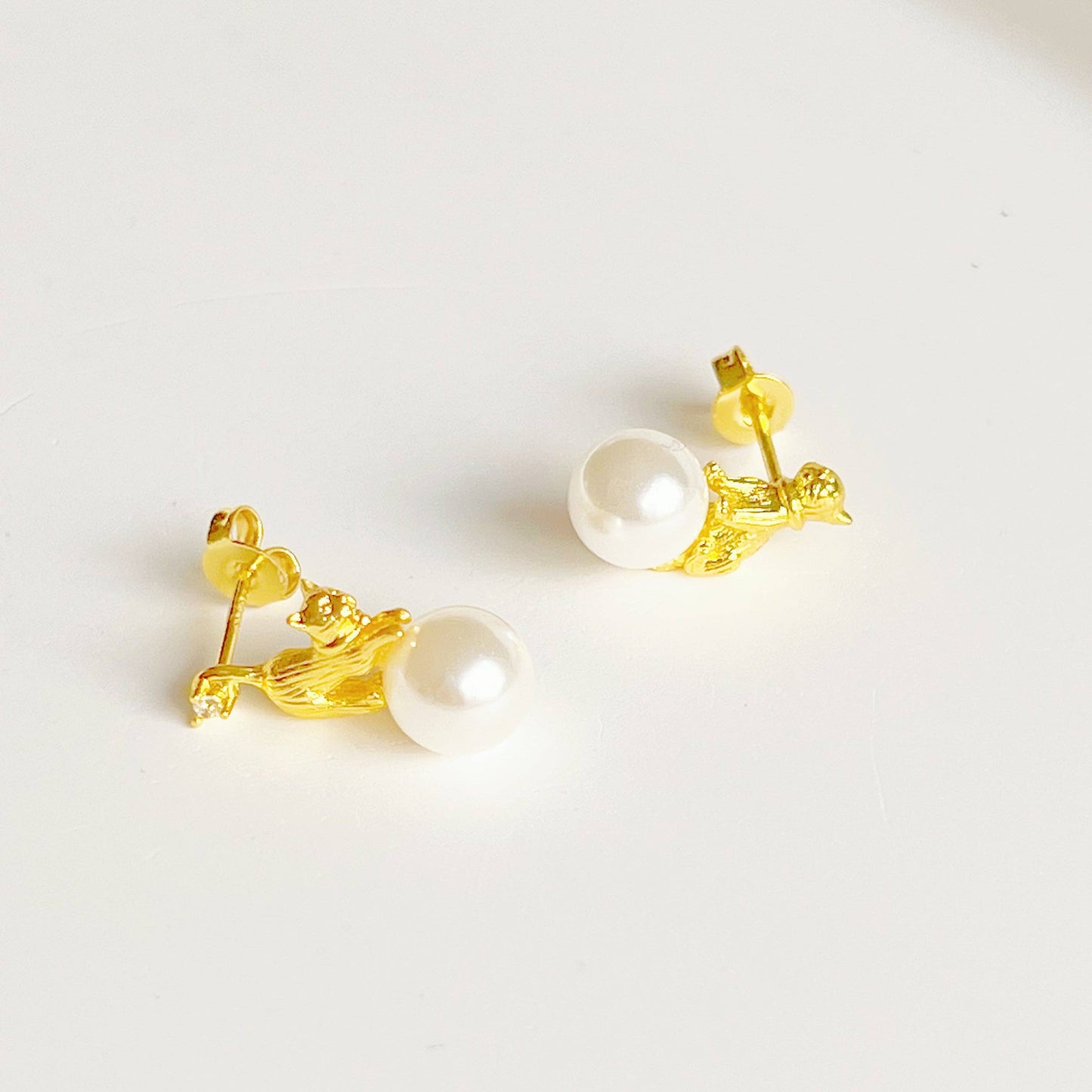 Ninaouity - Gold Cat and Ball Mismatch Stud Earrings