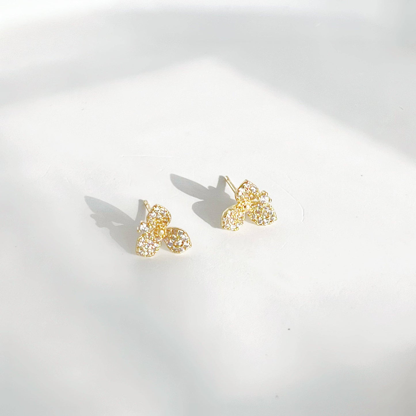 Ninaouity - Gold Trillium Flower Stud Earrings