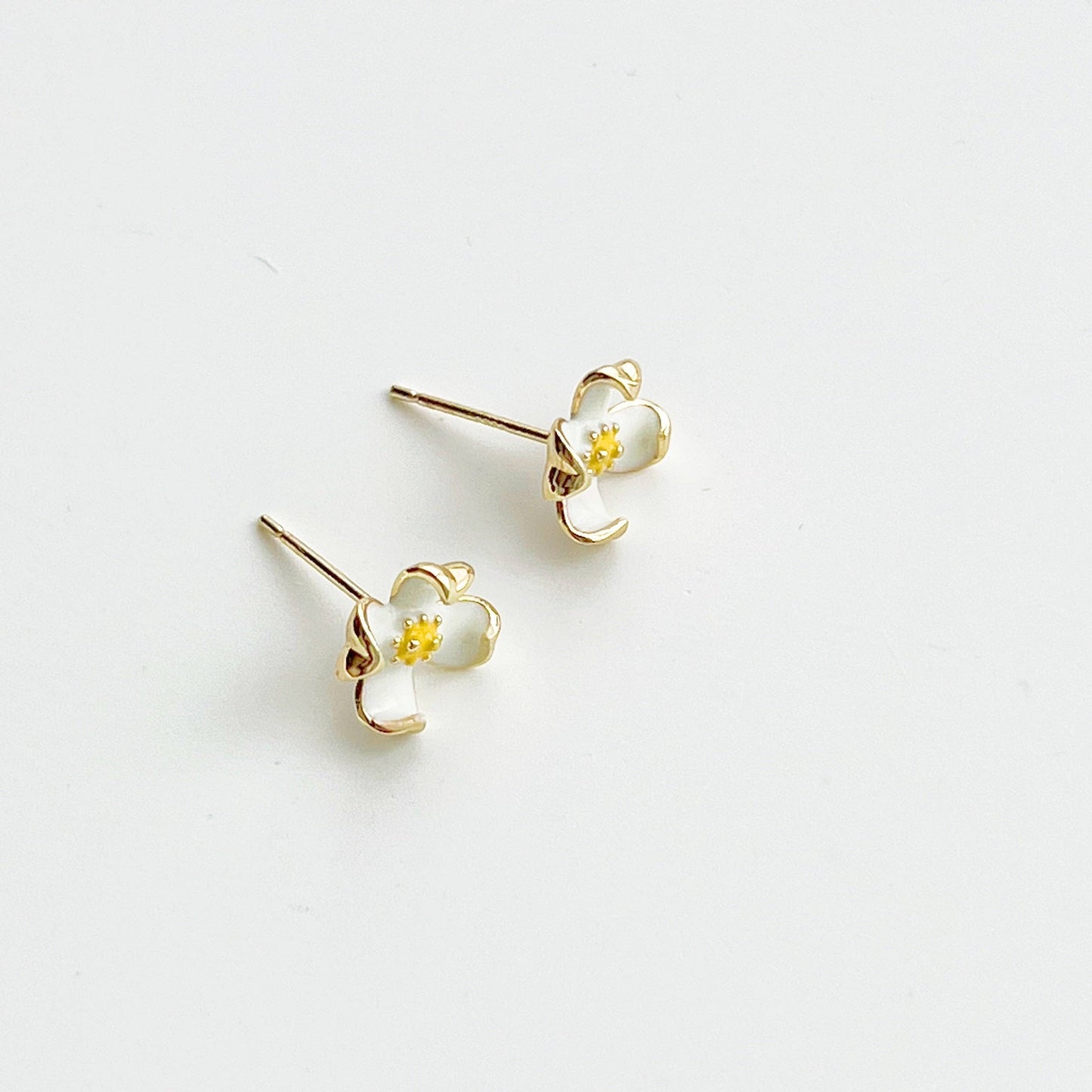Ninaouity - White Dogwood Flower Sterling Silver Stud Earrings