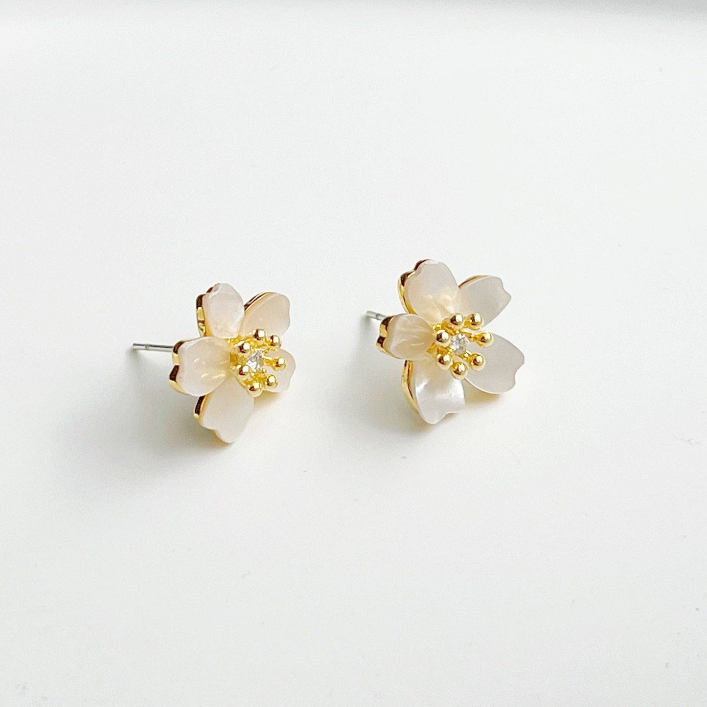 Ninaouity - Shell Effect Cream White Pear Flower Stud Earrings