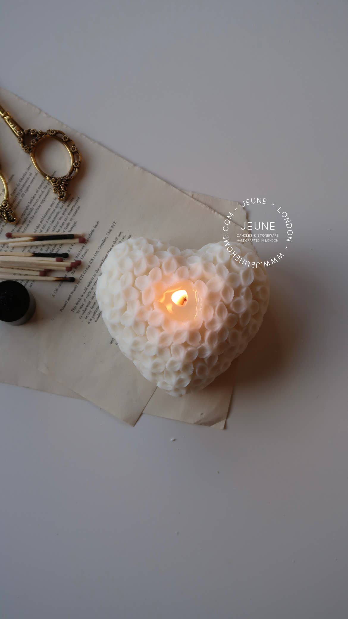 Jeune Home - Heart candle with botanical details