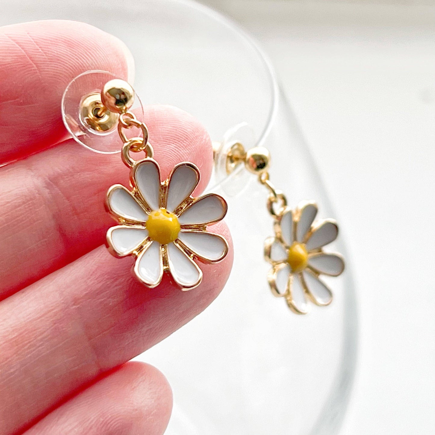 Ninaouity - White Daisy Earrings