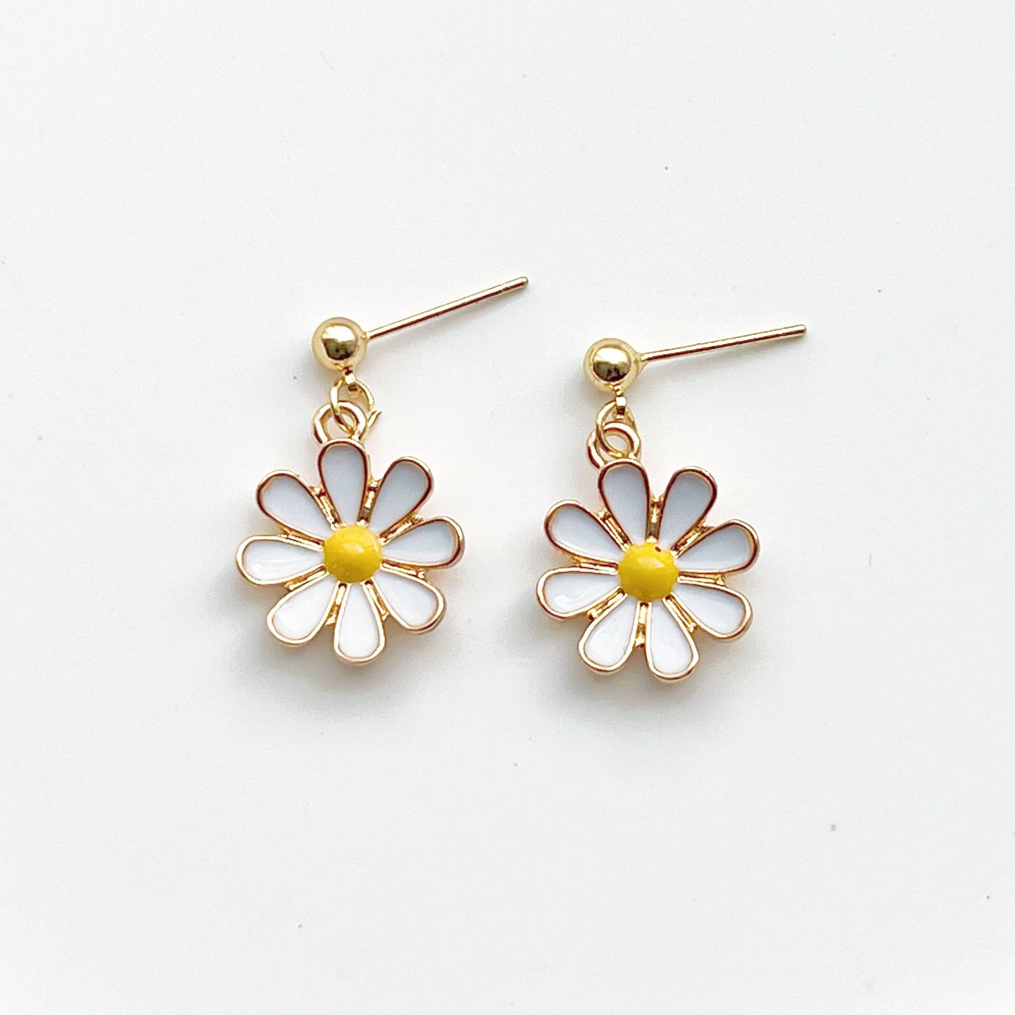 Ninaouity - White Daisy Earrings